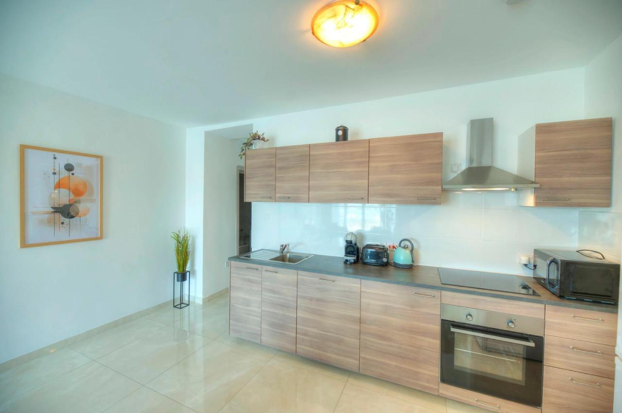 Seafront Beautifully Furnished 2 Bedrooms Gogzr-3 Gzira Zewnętrze zdjęcie